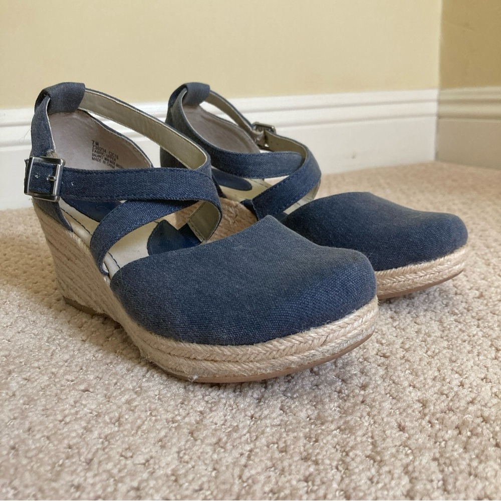 Born B.O.C. Bree Espadrille Wedges Size 7M Blue Denim Sandals Cross Ankle Straps